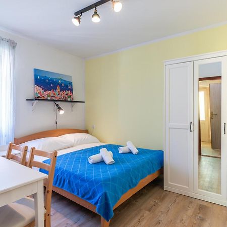 Rooms & Studio Apartments By The Way Baška Екстериор снимка
