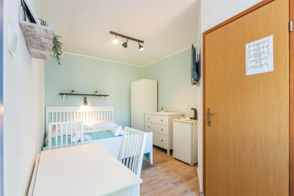 Rooms & Studio Apartments By The Way Baška Екстериор снимка