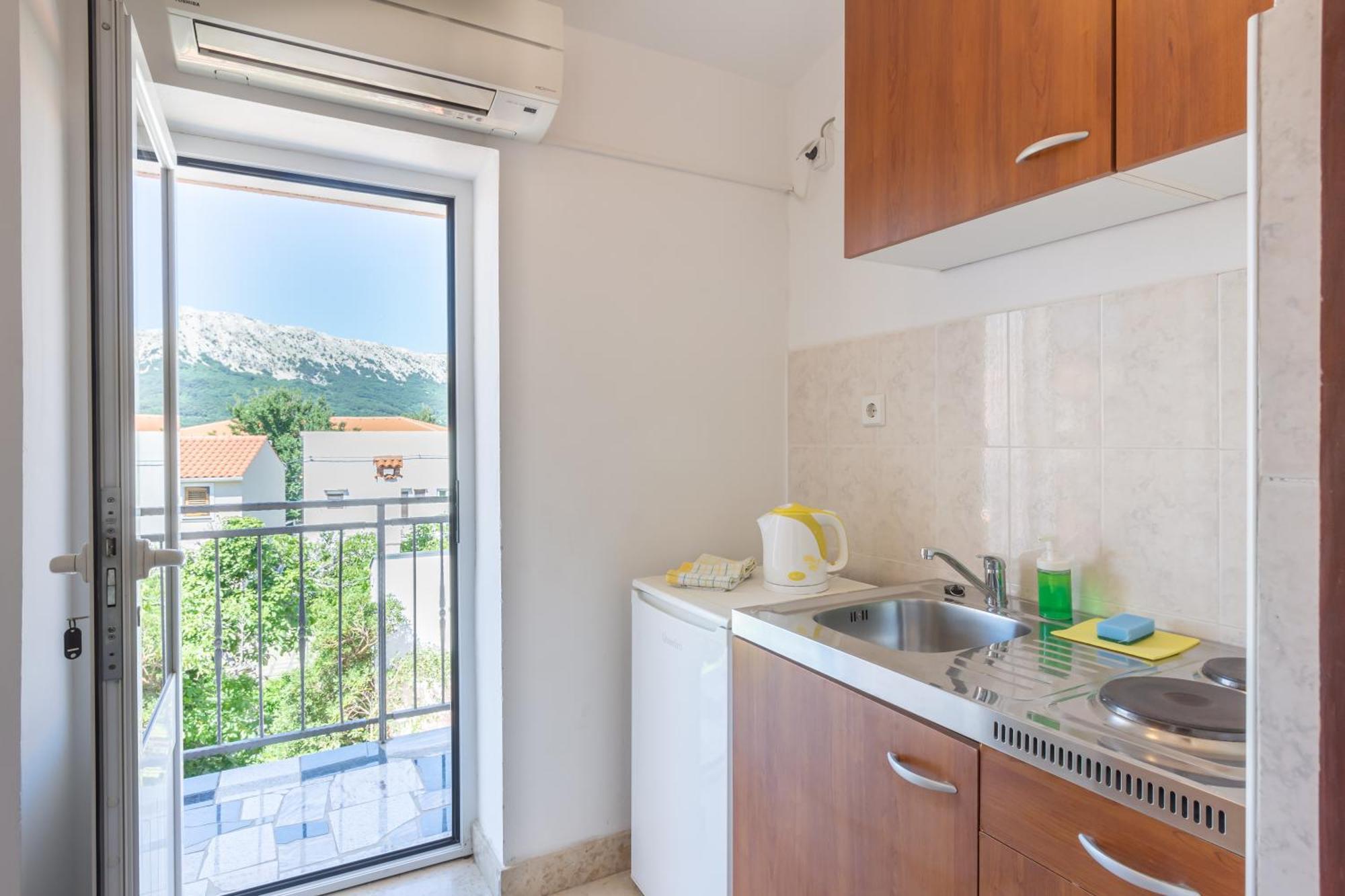 Rooms & Studio Apartments By The Way Baška Екстериор снимка