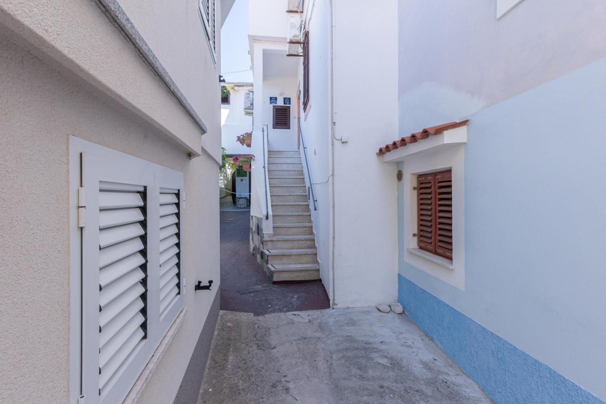 Rooms & Studio Apartments By The Way Baška Екстериор снимка